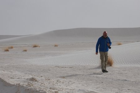 Pat loopt door een zandstorm in White Sands